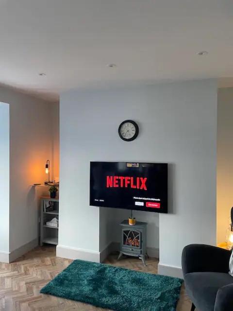Superb 2 Bedroom Sea View Flat スカーバラ エクステリア 写真
