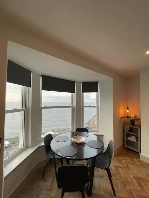 Superb 2 Bedroom Sea View Flat スカーバラ エクステリア 写真