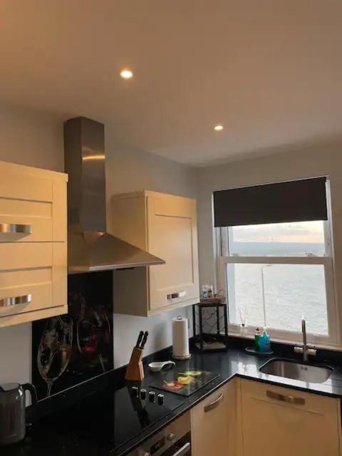 Superb 2 Bedroom Sea View Flat スカーバラ エクステリア 写真