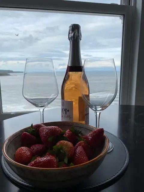 Superb 2 Bedroom Sea View Flat スカーバラ エクステリア 写真