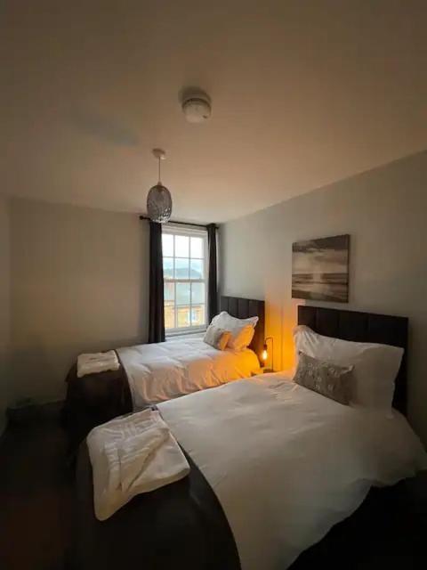 Superb 2 Bedroom Sea View Flat スカーバラ エクステリア 写真