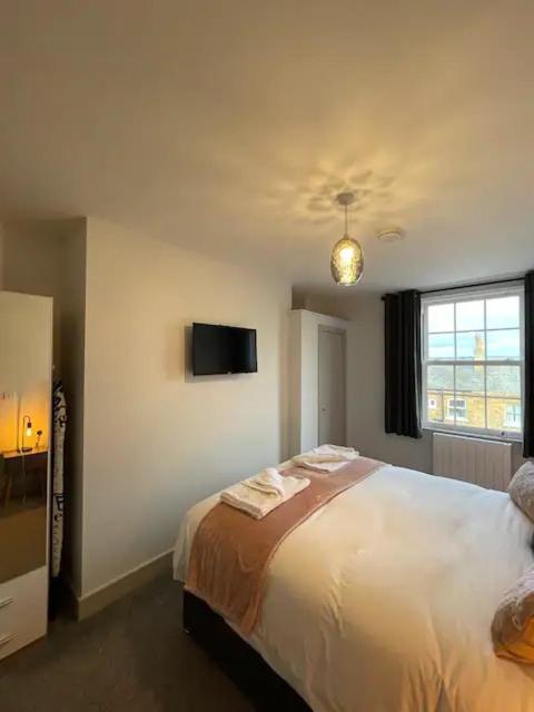Superb 2 Bedroom Sea View Flat スカーバラ エクステリア 写真