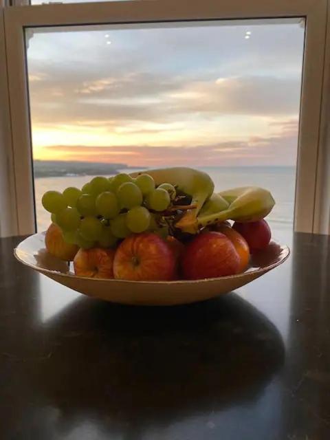 Superb 2 Bedroom Sea View Flat スカーバラ エクステリア 写真