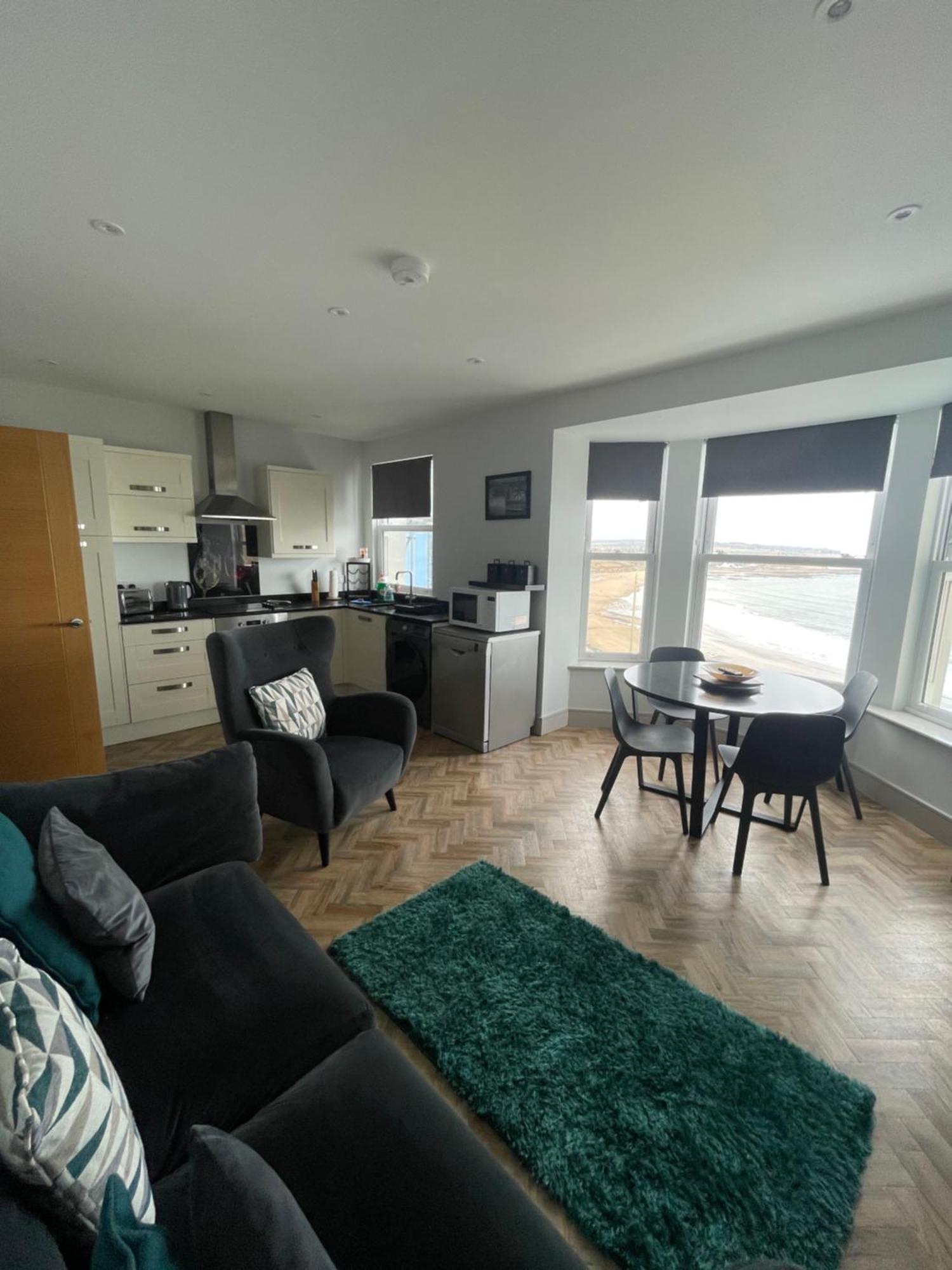Superb 2 Bedroom Sea View Flat スカーバラ エクステリア 写真